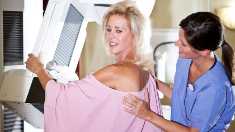 ¿Qué funciona mejor en la salud mamaria? Con Vinicius Tadeu Sattin Rodrigues, descubre cómo la prevención organizada y la educación en salud maximizan la protección mamaria.