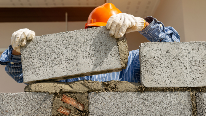 Conozca las principales distinciones entre los bloques de concreto estructurales y de cerramiento y sus aplicaciones en la construcción civil, en un contenido firmado por Valderci Malagosini Machado.