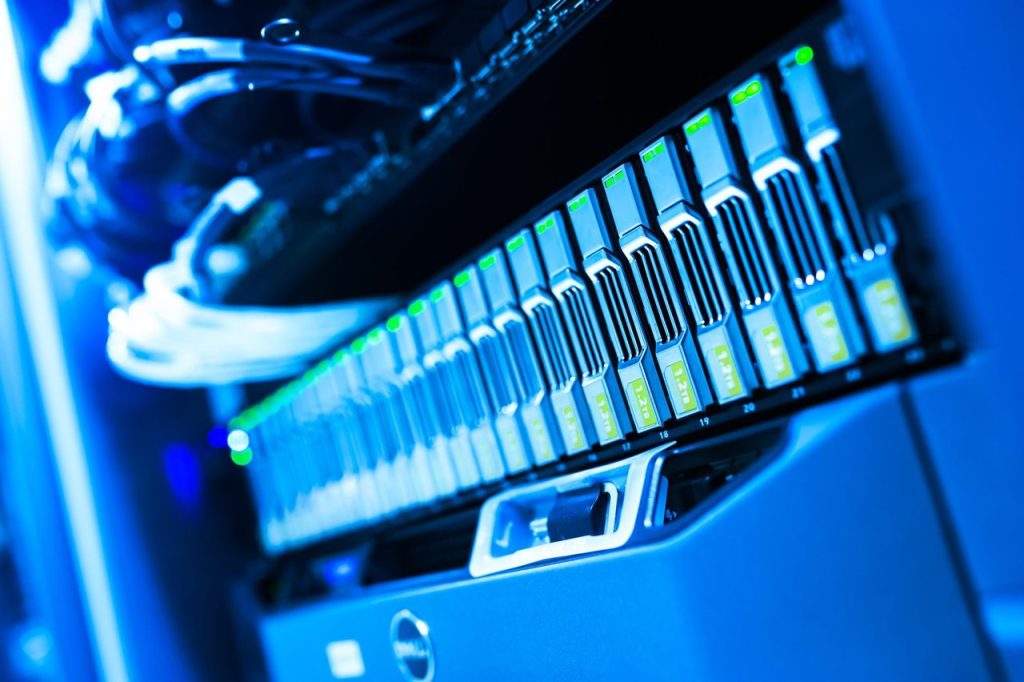 Projeto Janus leva inteligência artificial à retaguarda do mercado financeiro Rack de servidores iluminado por luzes azuis em um data center.